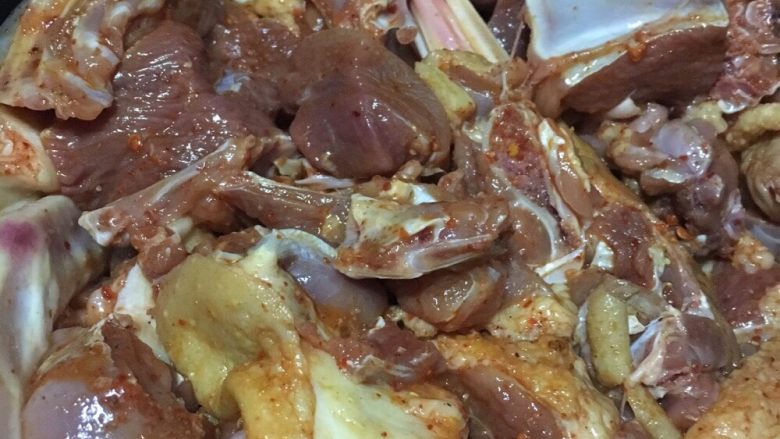 魔芋烧鸭,放好作料后,拌均匀,腌制半小时,更入味