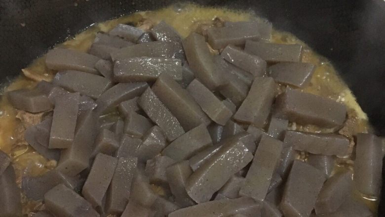魔芋烧鸭,放入魔芋,开小火煮