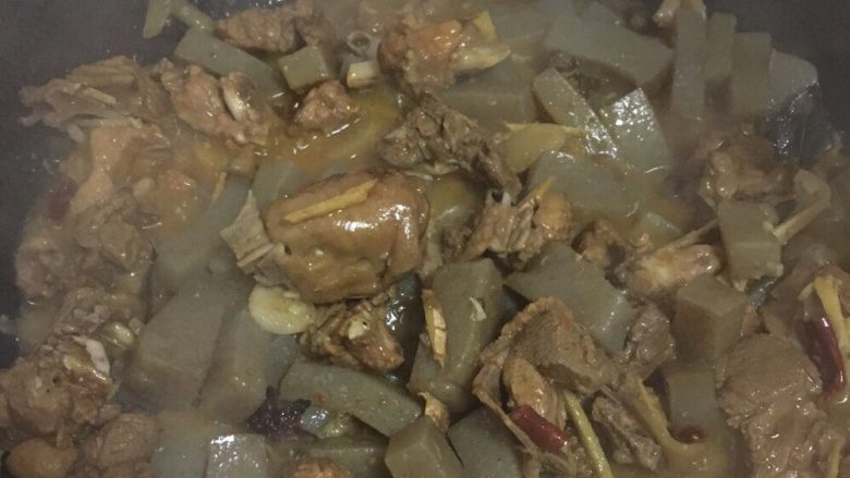 魔芋烧鸭,煮到汤汁差不多的时候,就开大火收汁了