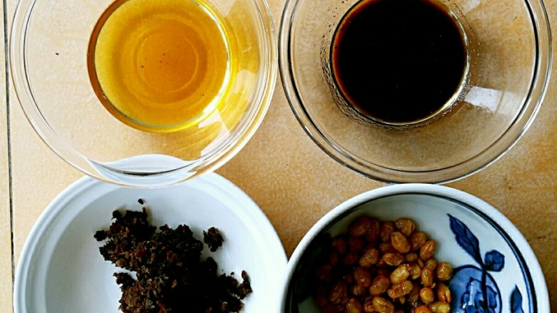 酸辣粉,<a style='color:red;display:inline-block;' href='/shicai/ 852'>辣椒油</a>、（醋+<a style='color:red;display:inline-block;' href='/shicai/ 788'>生抽</a>+盐+<a style='color:red;display:inline-block;' href='/shicai/ 10588'>糖</a>+<a style='color:red;display:inline-block;' href='/shicai/ 847'>香油</a>+<a style='color:red;display:inline-block;' href='/shicai/ 12043'>花椒粉</a>）、<a style='color:red;display:inline-block;' href='/shicai/ 116328'>碎米芽菜</a>、酥黄豆