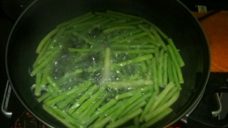 白灼豆角,开水下<a style='color:red;display:inline-block;' href='/shicai/ 3639'>豆角</a>