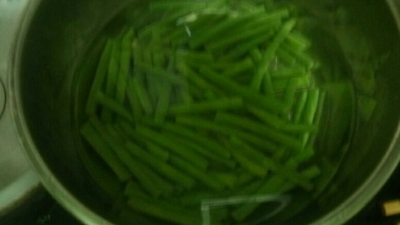 白灼豆角,熟了豆角过冷水
