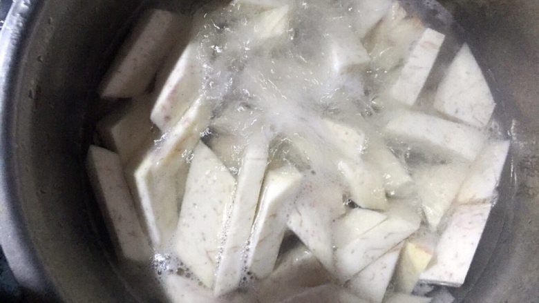 咸蛋黄焗香芋,起锅烧开水倒入香芋焯至7分熟