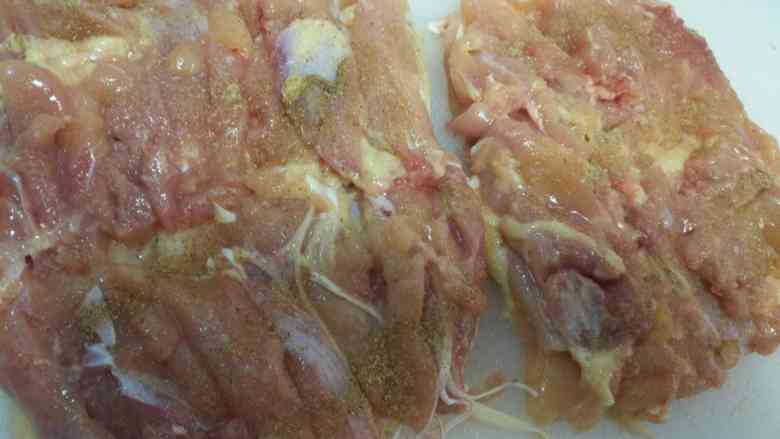 照烧鸡腿,撒一层盐一层五香粉一点料酒，我家孩子吃没放料酒。