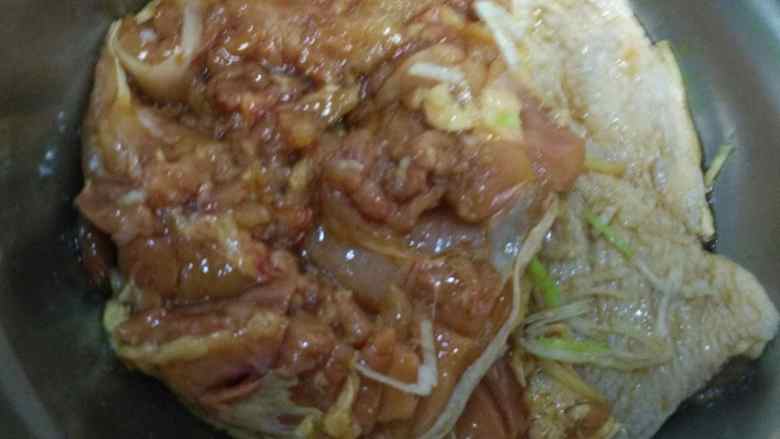 照烧鸡腿,加葱姜和酱油，涂均匀，腌半小时。