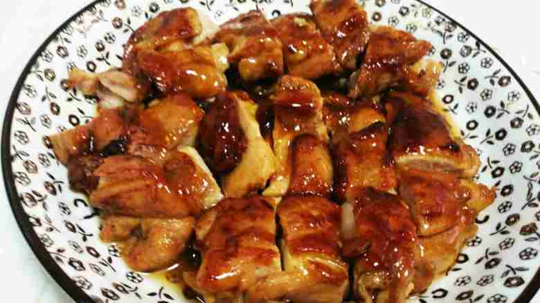 照烧鸡腿,把剩下的汁浇在肉上。
