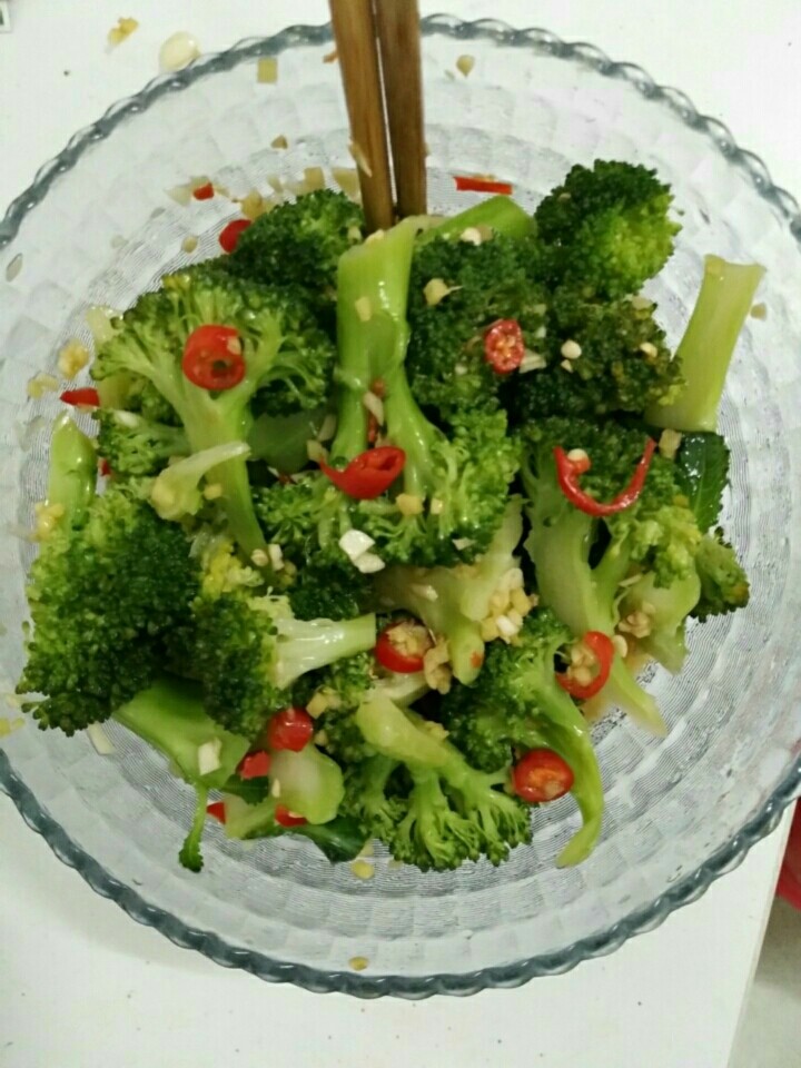 凉拌西兰花,1.把<a style='color:red;display:inline-block;' href='/shicai/ 119'>西兰花</a>放在开水中烫熟，(开水中放少许盐)，捞出放在凉开水中2分钟捞起滤干水
2.生<a style='color:red;display:inline-block;' href='/shicai/ 37'>姜</a>、蒜、<a style='color:red;display:inline-block;' href='/shicai/ 82'>小米椒</a>切细，将所有调料倒在一起拌均，倒入<a style='color:red;display:inline-block;' href='/shicai/ 119'>西兰花</a>拌均，腌几分钟就可以开吃了，味道很清爽哦