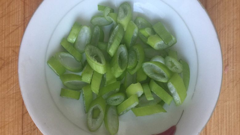 电饭煲火腿煲仔饭,<a style='color:red;display:inline-block;' href='/shicai/ 857'>植物油</a>倒入电饭煲内胆,浅没过底,按煮饭键热油,油过之后放入<a style='color:red;display:inline-block;' href='/shicai/ 3250'>葱</a>花,翻炒至散出<a style='color:red;display:inline-block;' href='/shicai/ 3250'>葱</a>香,倒入鸡蛋。这里的鸡蛋只是辅料,因电饭煲温度不高,翻炒几下后还是液态,趁这时放入火腿丁进行翻炒,直至蛋液将火腿丁基本均匀包裹。