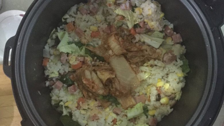 电饭煲火腿煲仔饭,这是搅拌好娃娃菜叶与菠菜叶后,刚放入辣白菜时候的图,不光看上去香,闻着也好香
辣白菜是之前买来做寿司用的,调味煲仔饭真是一级棒