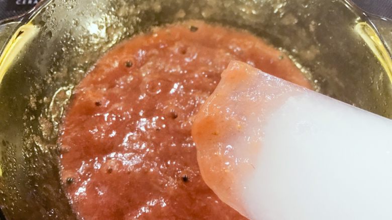 宝宝辅食:草莓酱-12M ,煮到有些粘稠,呈现如图较浓稠的状态,可以黏在勺子上(用勺子舀起的时候果酱会黏连在一起),就可以倒入提前准备好的新鲜<a style='color:red;display:inline-block;' href='/shicai/ 595'>柠檬</a>汁啦(将<a style='color:red;display:inline-block;' href='/shicai/ 595'>柠檬</a>挤出汁即可)。
》<a style='color:red;display:inline-block;' href='/shicai/ 595'>柠檬</a>汁是天然的酸味剂,还有抗氧化延长保存期的作用。