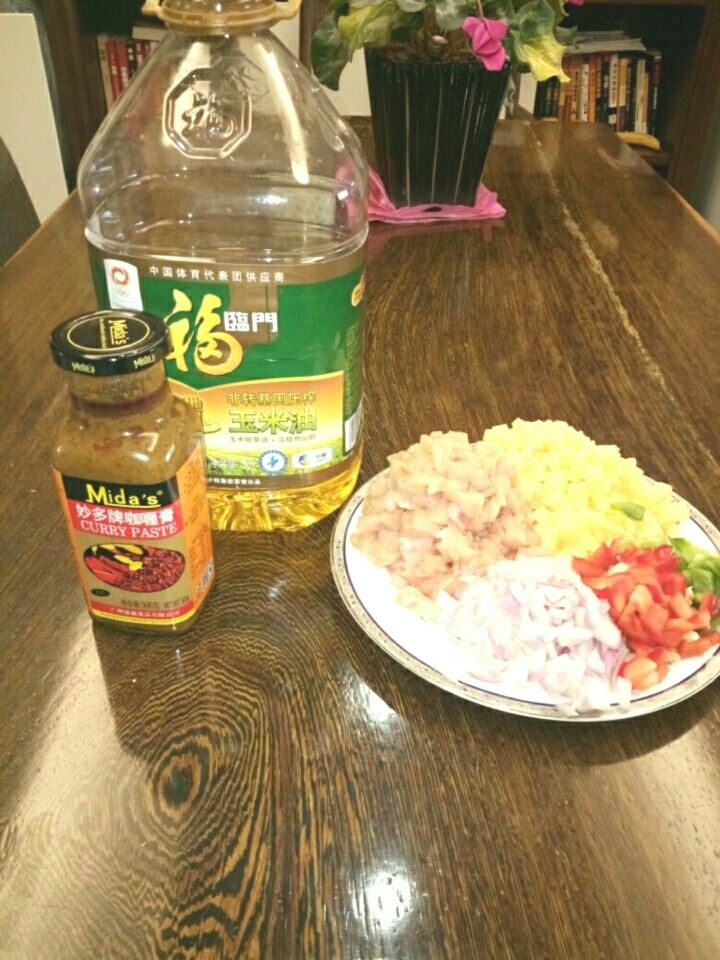 鸡胸肉咖喱饭,把鸡胸肉、红绿椒、土豆、洋葱,都切丁,植物油、耗油、咖喱酱、都备好