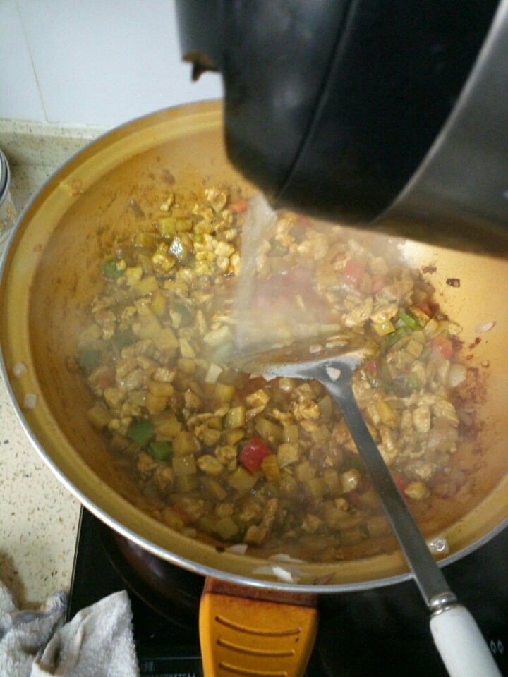 鸡胸肉咖喱饭,倒入热水,要盖过材料