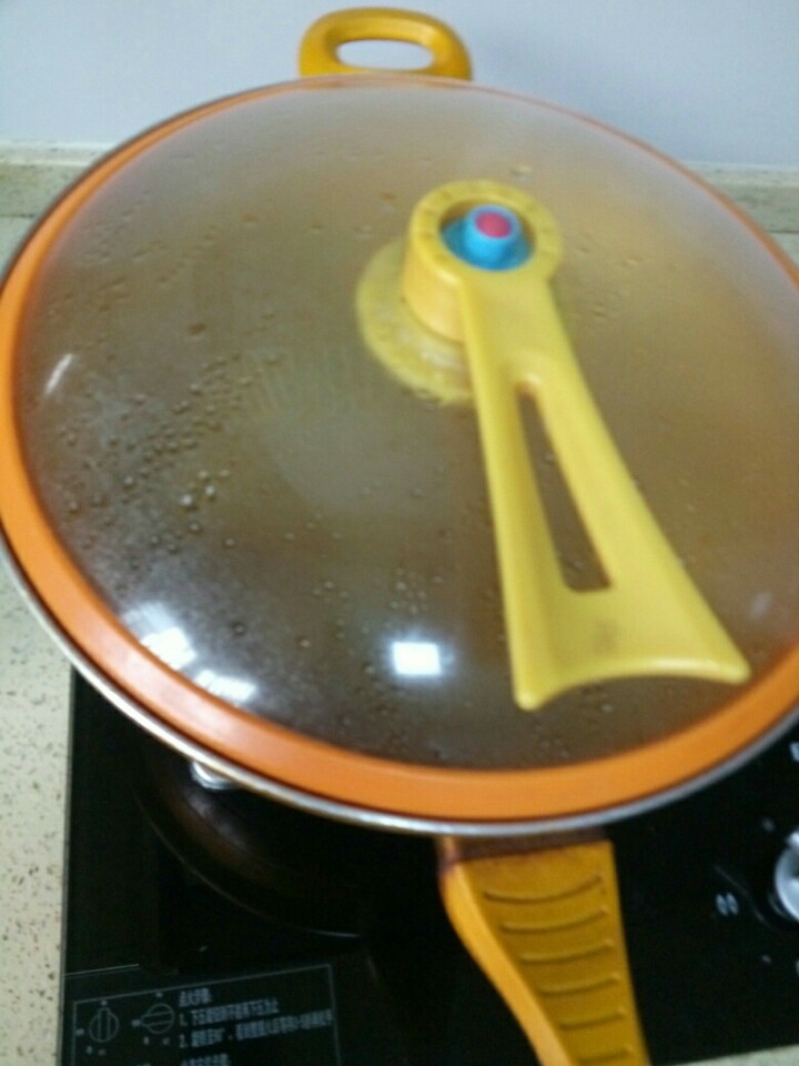 鸡胸肉咖喱饭,加水翻炒几下,盖上锅盖,收汁。