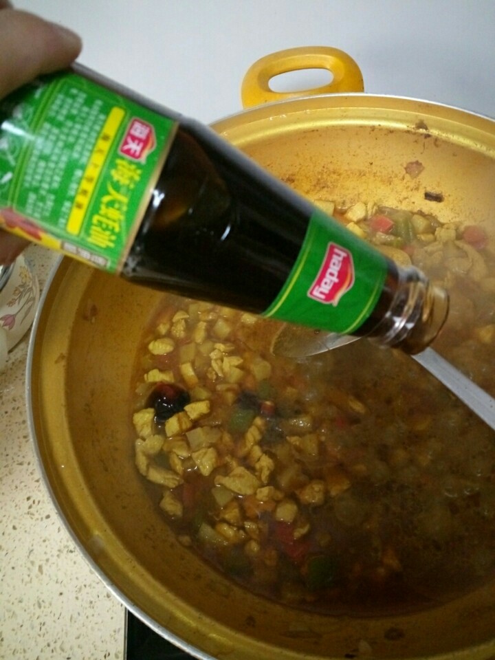 鸡胸肉咖喱饭,倒入少许海天耗油,翻动几下