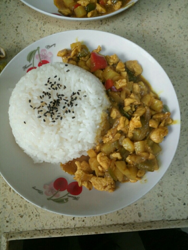 鸡胸肉咖喱饭,大家可以在边上加点西红柿,或者西兰花,会更好看