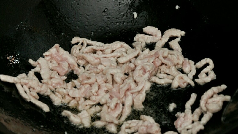 蒜苔肉丝#春意绿#,热锅冷油,放肉丝滑熟,盛出备用。