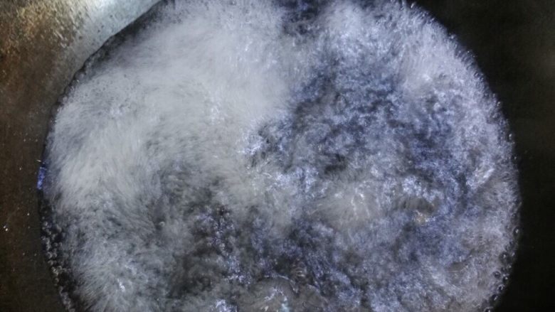 炸酱面,首先.烧一锅热水，煮面用