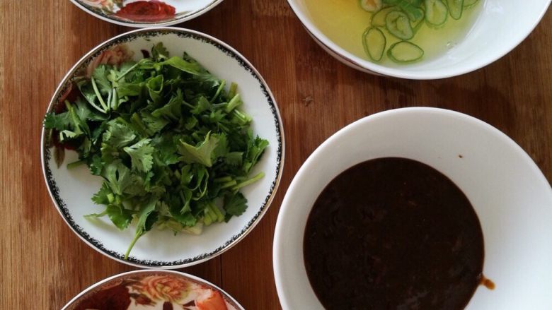 炸酱面,准备食材，辣椒切小丁，<a style='color:red;display:inline-block;' href='/shicai/ 3250'>葱</a>切丁放在<a style='color:red;display:inline-block;' href='/shicai/ 9'>鸡蛋</a>中，<a style='color:red;display:inline-block;' href='/shicai/ 131'>香菜</a>切末，虾去头剥好备用。<a style='color:red;display:inline-block;' href='/shicai/ 5035'>辣酱</a>我用的哈尔滨的太阳岛<a style='color:red;display:inline-block;' href='/shicai/ 5035'>辣酱</a>，味道特别好，百吃不厌