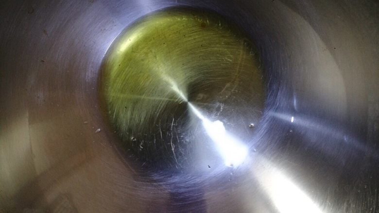 炸酱面,锅中放油加热