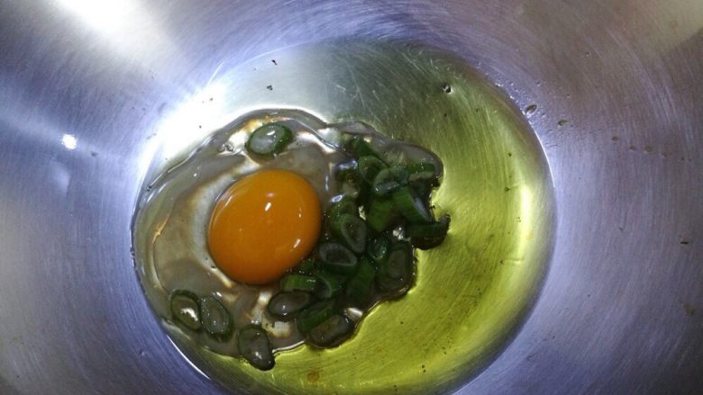 炸酱面,加入鸡蛋