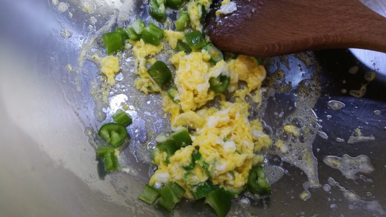 炸酱面,加入辣椒丁