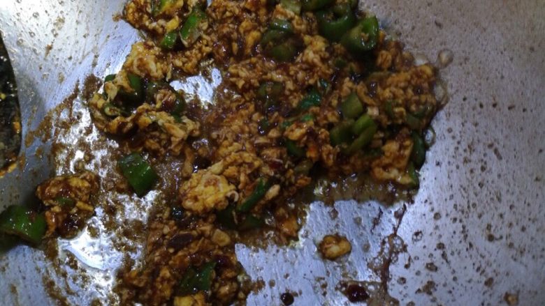 炸酱面,加入辣酱炒均匀