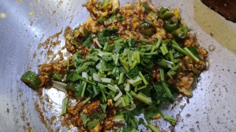 炸酱面,最后放入香菜，炒均匀盛出备用