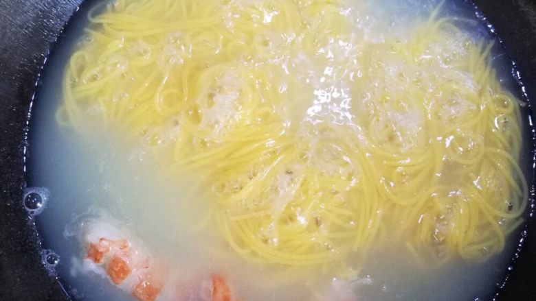 炸酱面,面快煮好时，放入<a style='color:red;display:inline-block;' href='/shicai/ 296'>大虾</a>仁，这样不至于煮的太老