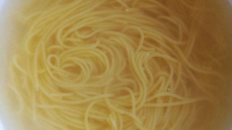 炸酱面,煮好后，用凉水过一下，盛出