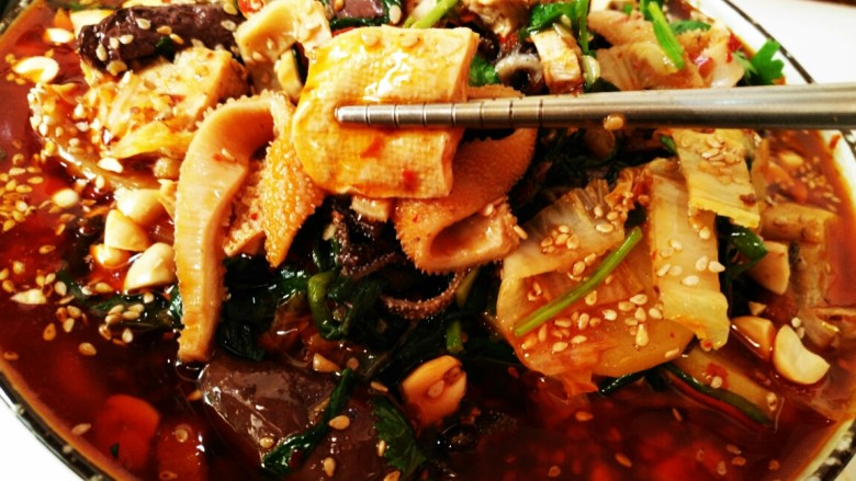 家常毛血旺,冻豆腐吸了牛肉汤的味道加上麻辣味,超级好吃。