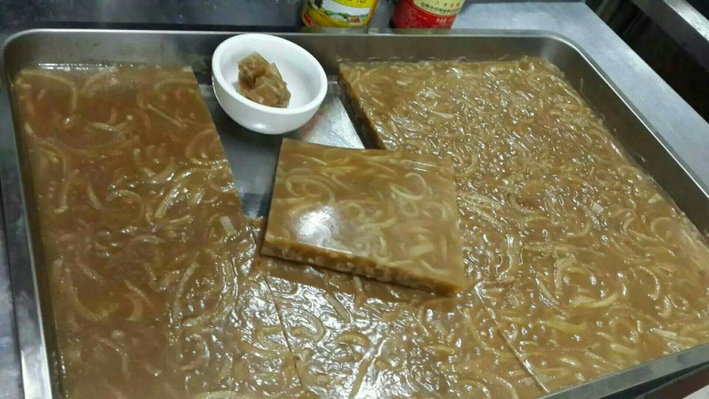 自制肉皮冻,取出后效果如图,