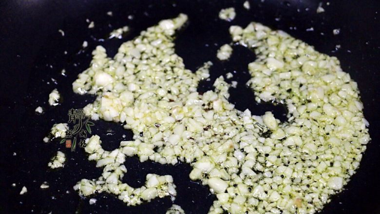 微波炉烤长茄,炒锅热油,先放蒜末煸香。
