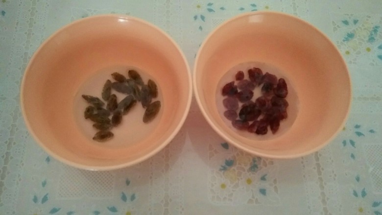 简易版水果蛋挞,葡萄干和蔓越莓干可以提前用冷开水浸泡一会儿,大概十分钟左右,这样口感会更嫩一些。