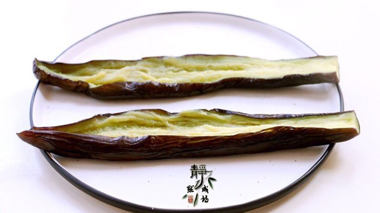 微波炉烤长茄,长茄纵向剖开,如图。