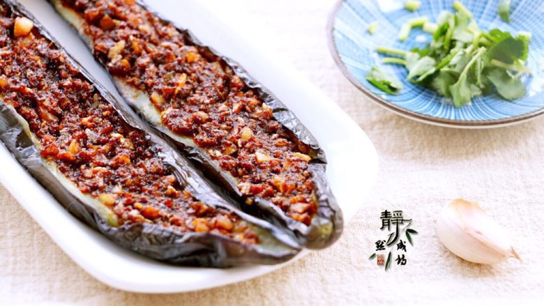 微波炉烤长茄,再次放入微波炉,高火叮3分钟左右即可。