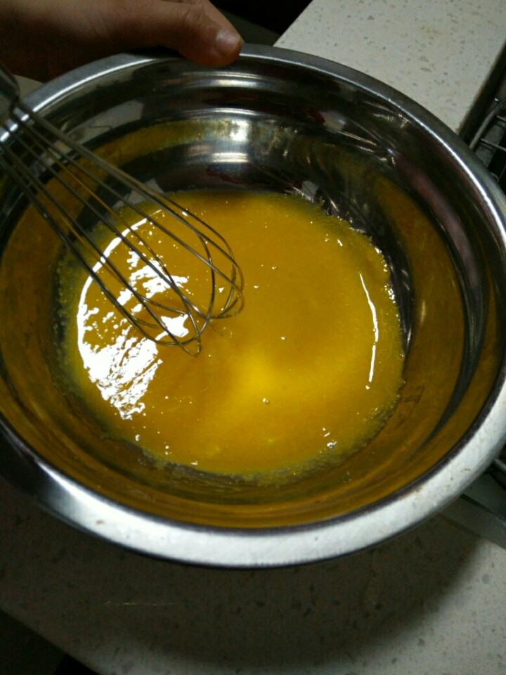 简易版水果蛋挞,蛋黄加糖,用打蛋器搅拌均匀。