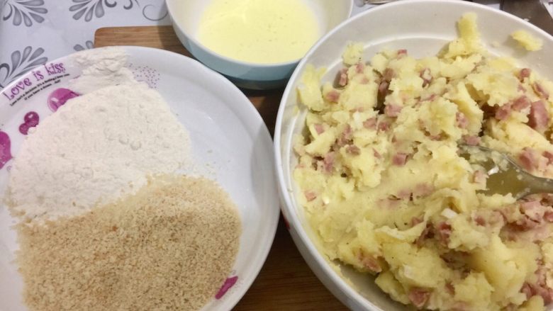 土豆泥饼～我是有多爱土豆啊😋,依次蘸干<a style='color:red;display:inline-block;' href='/shicai/ 519'>面粉</a>、蛋清和<a style='color:red;display:inline-block;' href='/shicai/ 588'>面包糠</a>