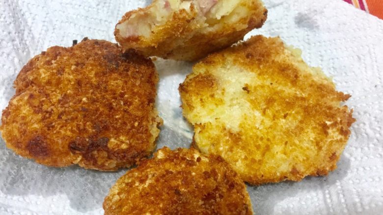 土豆泥饼～我是有多爱土豆啊😋,放平底锅煎两面金黄就可以啦