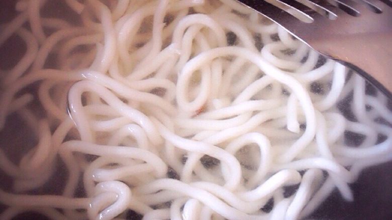 自制牛腩面,锅里水烧开，下面煮熟，捞起