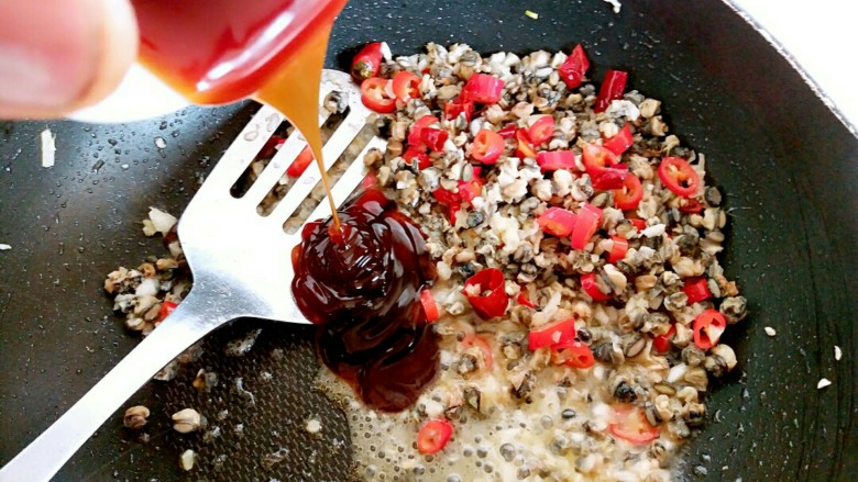 蒜苔炒螺丝肉(香辣版),螺丝肉炒制五分钟后,把之前准备好的耗油十五克到入锅内,再把螺丝肉炒制半分钟关火,这时的螺丝肉就熟透了