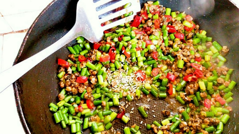 蒜苔炒螺丝肉(香辣版),最后,把准备好的鸡精两克倒入锅内,炒制均匀出锅装盘。一道美味佳肴就做好了。