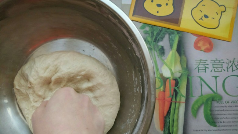 鸡仔包,如果面团成型之后感觉有些偏硬,我们还可以往面团中揣入一些清水