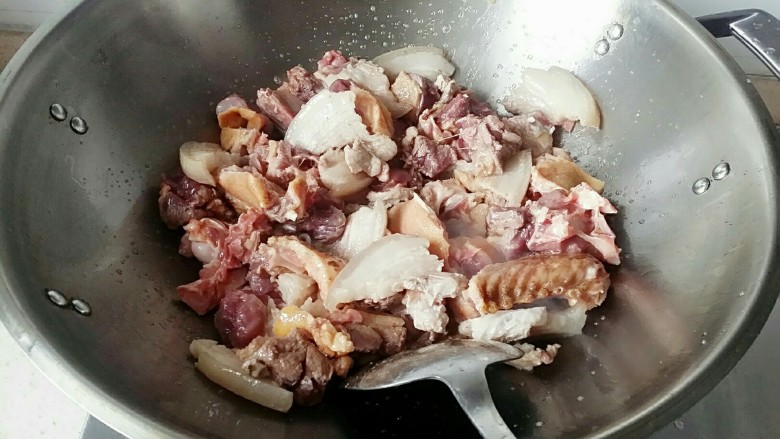 【啤酒鸭】,炒五花肉,稍出油,入鸭子同炒