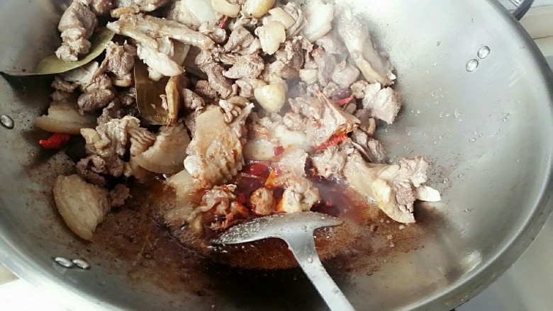 【啤酒鸭】,在有油区域炒豆瓣,豆瓣炒香后加料酒,生抽等