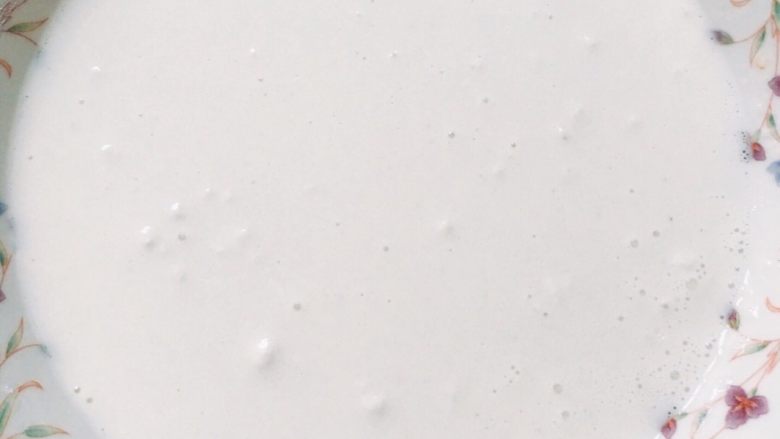 麻薯欧包,把里馅做麻薯的材料混合搅匀,开水蒸至全部透明,观察里外四周颜色均匀就是蒸好了。大约20分钟!