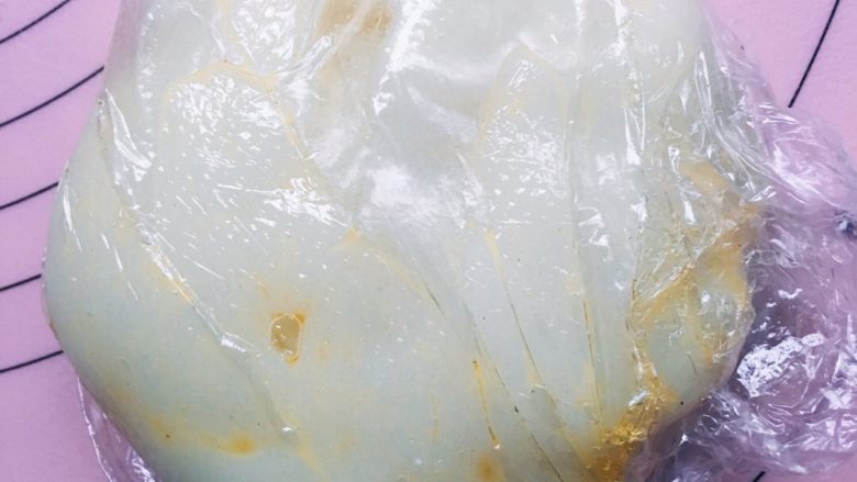 麻薯欧包,揉入黄油,此处黄油可以融化了再揉进去,揉均匀后,用保鲜膜包起来放温暖处。