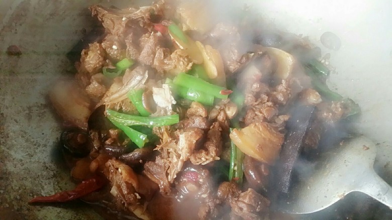 【啤酒鸭】,此时,锅内水份尚未全干,加入青椒,盐调味至所有食材全熟。