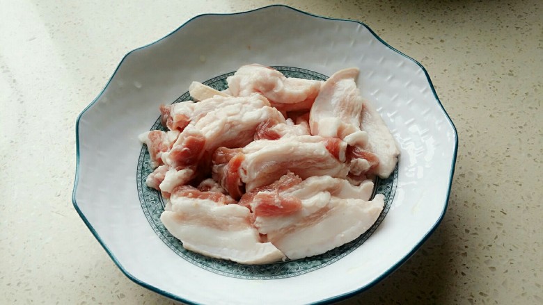 【啤酒鸭】,五花肉切片。因土鸭脂肪不多,配上五花肉鸭肉不干结。