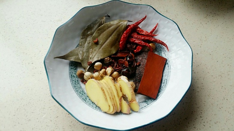 【啤酒鸭】,所有香料洗干净,姜切片