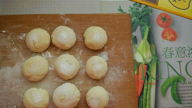 鸡仔包,首先我们要先给面团排气,把面团揉成发面之前比不多的大小和软硬程度,然后再搓成条状,揪成大小均匀的剂子